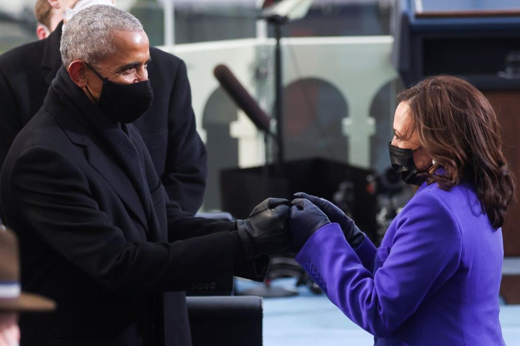 Obama, Kamala Harris, Handshake