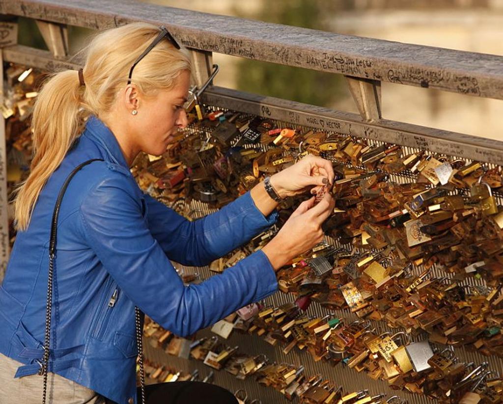 paris love lock bridge