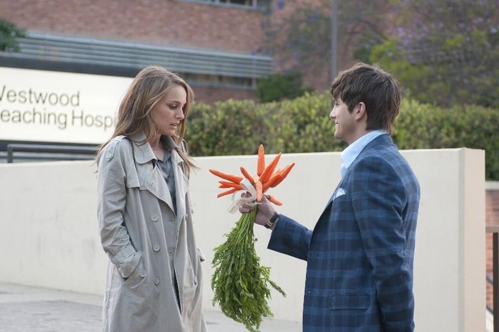 No Strings Attached, Scene