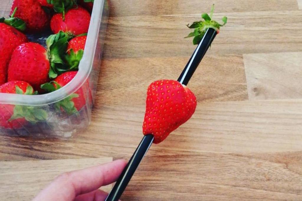 strawberry life hack straw