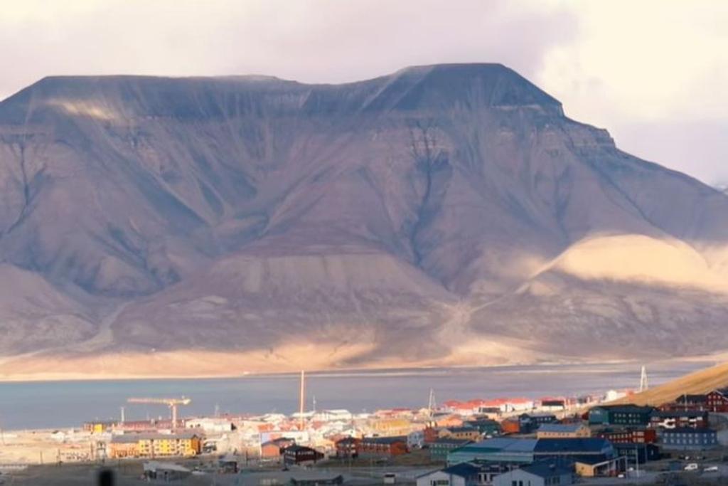 Longyearbyen Mountain Summer Sun