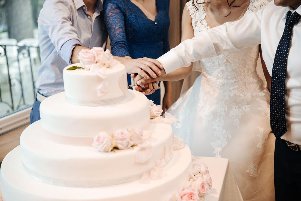 funny bride wedding cake