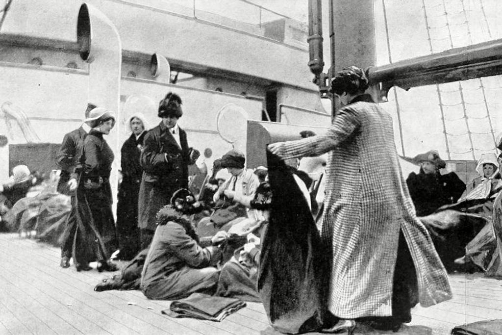 Titanic passengers lifeboats story