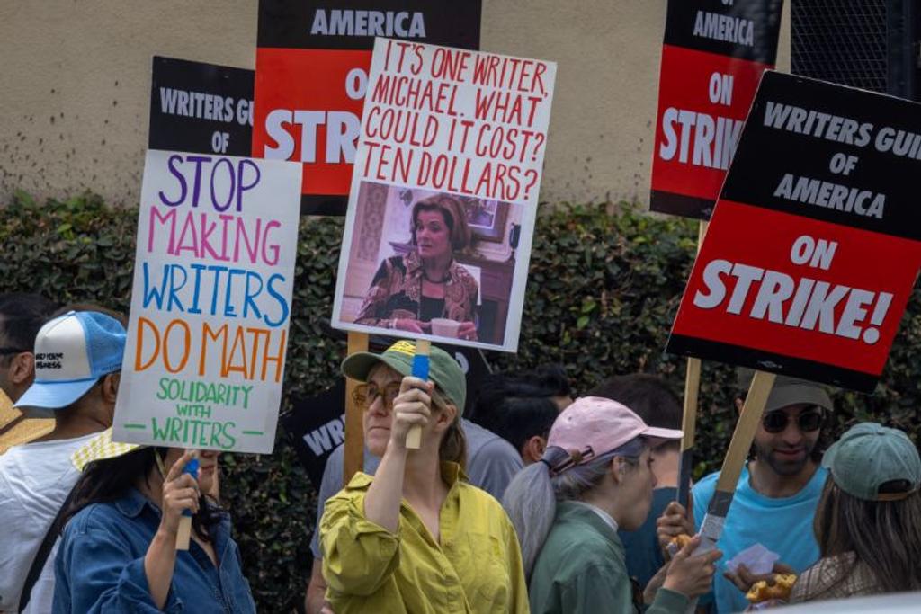Strike Signs Writers Hollywood