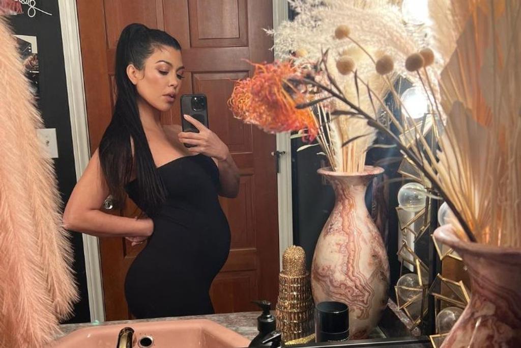 Kourtney Kardashian pregnancy bump
