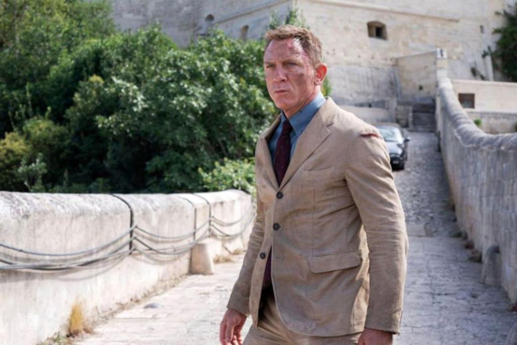 Daniel Craig Bond Outfit